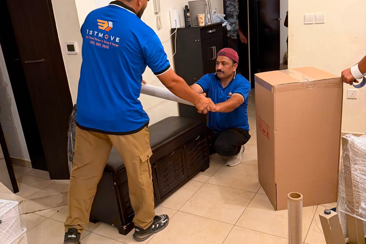 أفراد فريق 1stMove يغلّفون الأثاث بعناية أثناء نقل منزلي