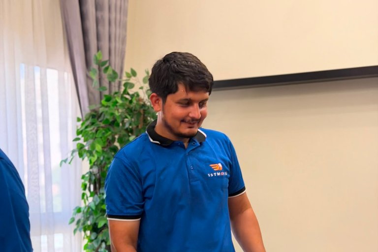 أحد أفراد فريق 1stMove جاهز لمساعدتك في نقلتك