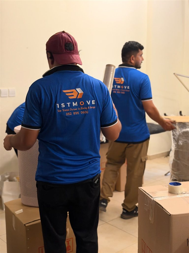 أفراد طاقم 1stMove الحقيقيون بزي رسمي يقومون بتغليف وتجهيز صناديق لشحنة دولية في دبي